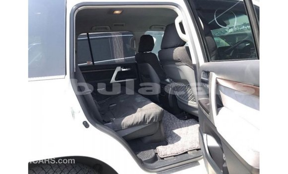 Buy Import Toyota Land Cruiser White Car in Import - Dubai in Central Buy Import Toyota Land Cruiser White Car in Import - Dubai in Central