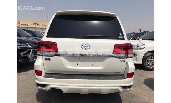 Buy Import Toyota Land Cruiser White Car in Import - Dubai in Central Buy Import Toyota Land Cruiser White Car in Import - Dubai in Central