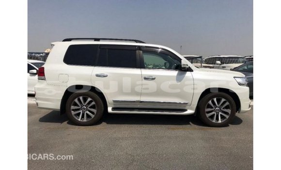 Buy Import Toyota Land Cruiser White Car in Import - Dubai in Central Buy Import Toyota Land Cruiser White Car in Import - Dubai in Central