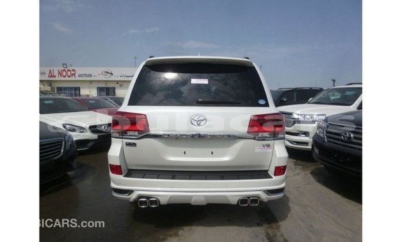 Buy Import Toyota Land Cruiser White Car in Import - Dubai in Central Buy Import Toyota Land Cruiser White Car in Import - Dubai in Central