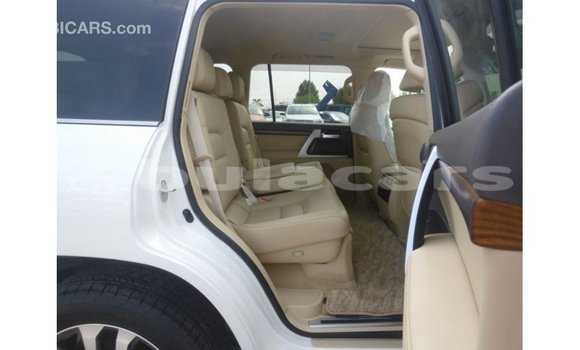 Buy Import Toyota Land Cruiser White Car in Import - Dubai in Central Buy Import Toyota Land Cruiser White Car in Import - Dubai in Central