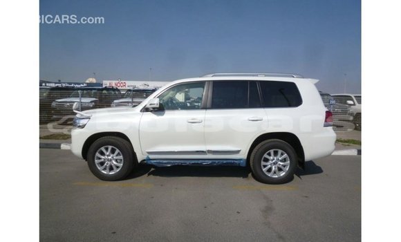 Acheter Import Voiture Toyota Land Cruiser Blanc à Import - Dubai, Central Acheter Import Voiture Toyota Land Cruiser Blanc à Import - Dubai, Central