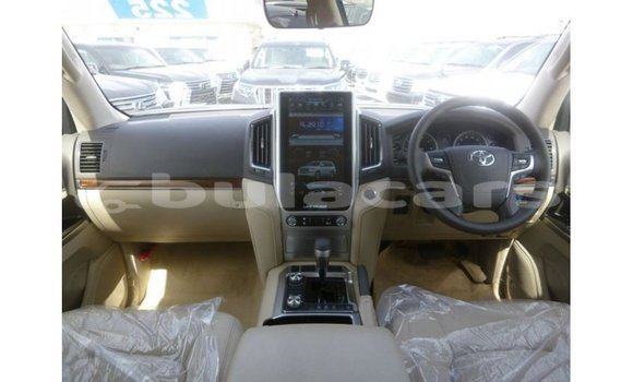Buy Import Toyota Land Cruiser White Car in Import - Dubai in Central Buy Import Toyota Land Cruiser White Car in Import - Dubai in Central