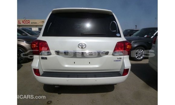 Buy Import Toyota Land Cruiser White Car in Import - Dubai in Central Buy Import Toyota Land Cruiser White Car in Import - Dubai in Central