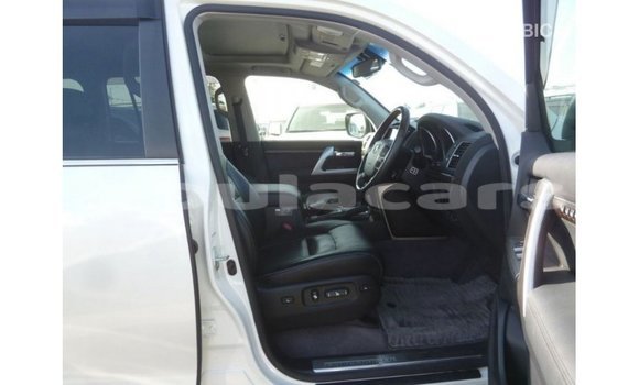 Buy Import Toyota Land Cruiser White Car in Import - Dubai in Central Buy Import Toyota Land Cruiser White Car in Import - Dubai in Central