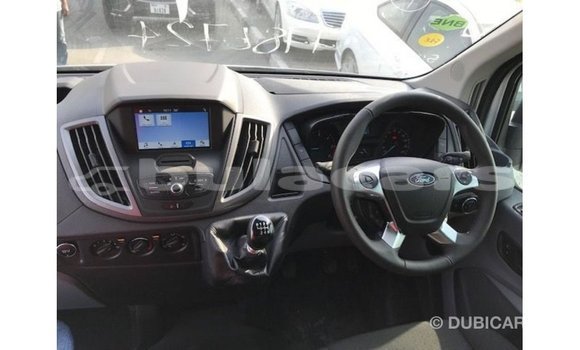 Acheter Import Voiture Ford Club Wagon Blanc à Import - Dubai, Central Acheter Import Voiture Ford Club Wagon Blanc à Import - Dubai, Central