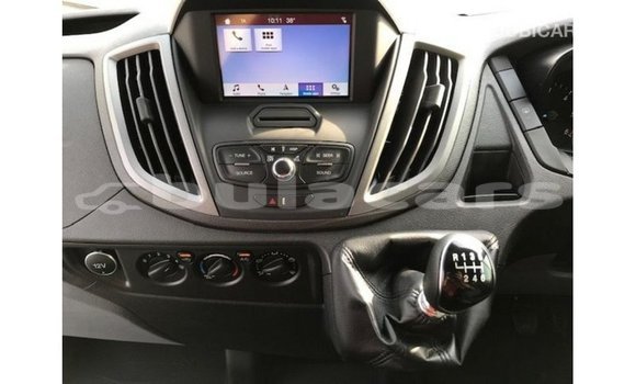 Acheter Import Voiture Ford Club Wagon Blanc à Import - Dubai, Central Acheter Import Voiture Ford Club Wagon Blanc à Import - Dubai, Central