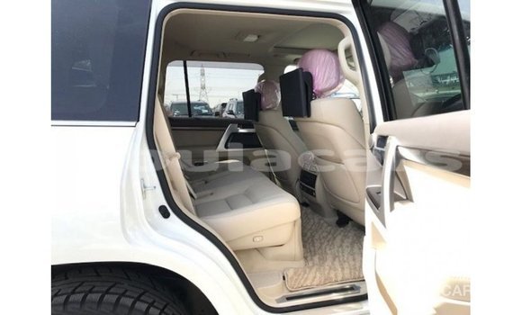 Buy Import Toyota Land Cruiser White Car in Import - Dubai in Central Buy Import Toyota Land Cruiser White Car in Import - Dubai in Central