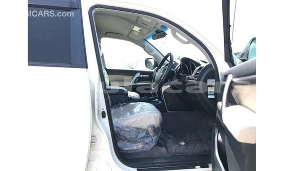 Acheter Import Voiture Toyota Land Cruiser Blanc à Import - Dubai, Central Acheter Import Voiture Toyota Land Cruiser Blanc à Import - Dubai, Central