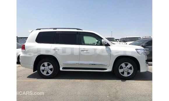 Acheter Import Voiture Toyota Land Cruiser Blanc à Import - Dubai, Central Acheter Import Voiture Toyota Land Cruiser Blanc à Import - Dubai, Central