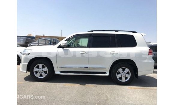 Acheter Import Voiture Toyota Land Cruiser Blanc à Import - Dubai, Central Acheter Import Voiture Toyota Land Cruiser Blanc à Import - Dubai, Central