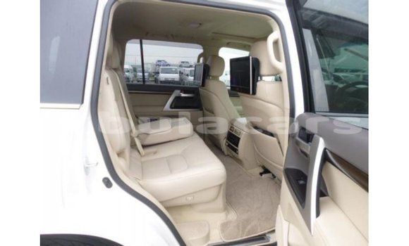 Acheter Import Voiture Toyota Land Cruiser Blanc à Import - Dubai, Central Acheter Import Voiture Toyota Land Cruiser Blanc à Import - Dubai, Central