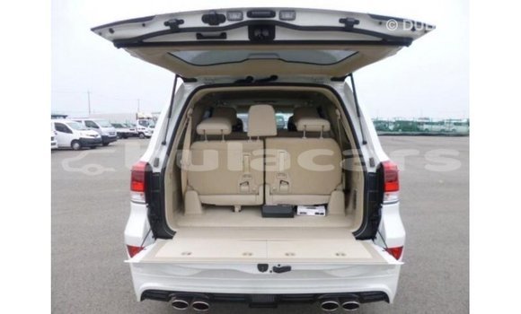 Acheter Import Voiture Toyota Land Cruiser Blanc à Import - Dubai, Central Acheter Import Voiture Toyota Land Cruiser Blanc à Import - Dubai, Central