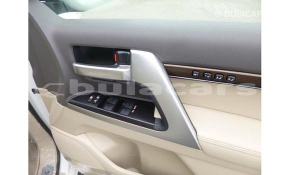 Acheter Import Voiture Toyota Land Cruiser Blanc à Import - Dubai, Central Acheter Import Voiture Toyota Land Cruiser Blanc à Import - Dubai, Central