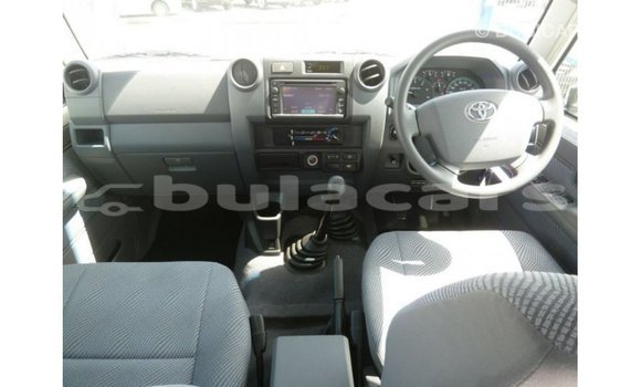 Buy Import Toyota Land Cruiser White Car in Import - Dubai in Central Buy Import Toyota Land Cruiser White Car in Import - Dubai in Central