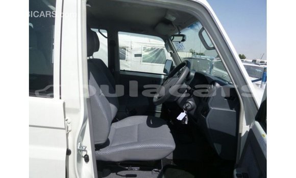 Buy Import Toyota Land Cruiser White Car in Import - Dubai in Central Buy Import Toyota Land Cruiser White Car in Import - Dubai in Central