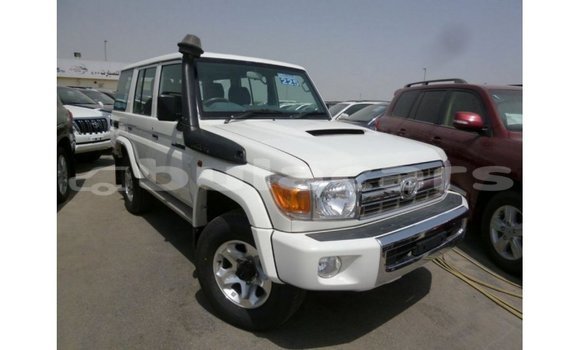 Acheter Import Voiture Toyota Land Cruiser Blanc à Import - Dubai, Central Acheter Import Voiture Toyota Land Cruiser Blanc à Import - Dubai, Central