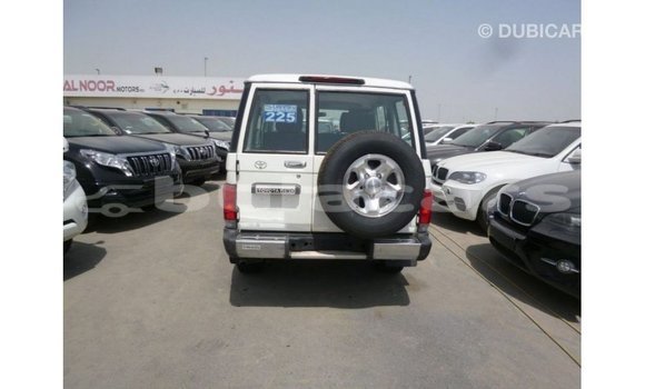Acheter Import Voiture Toyota Land Cruiser Blanc à Import - Dubai, Central Acheter Import Voiture Toyota Land Cruiser Blanc à Import - Dubai, Central