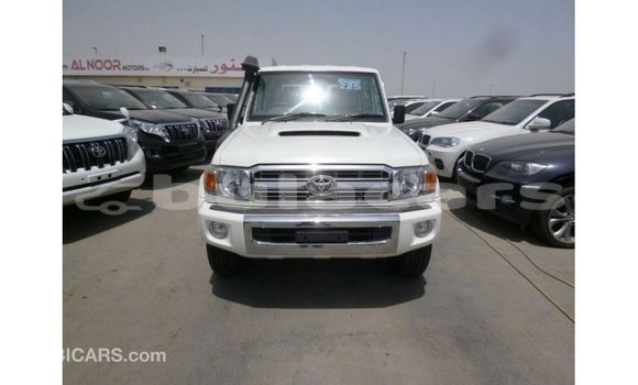 Acheter Import Voiture Toyota Land Cruiser Blanc à Import - Dubai, Central Acheter Import Voiture Toyota Land Cruiser Blanc à Import - Dubai, Central