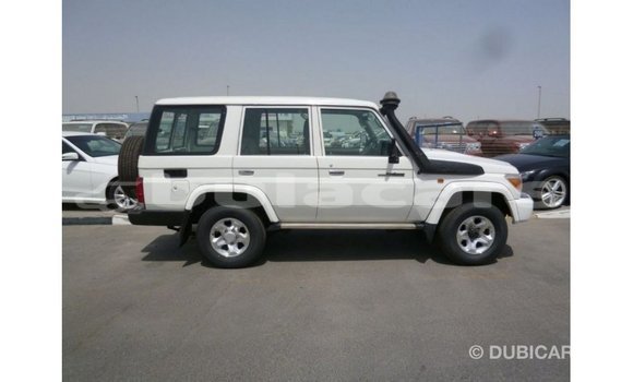 Acheter Import Voiture Toyota Land Cruiser Blanc à Import - Dubai, Central Acheter Import Voiture Toyota Land Cruiser Blanc à Import - Dubai, Central