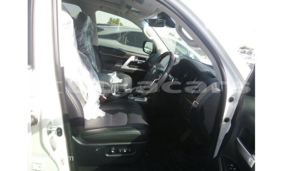 Buy Import Toyota Land Cruiser White Car in Import - Dubai in Central Buy Import Toyota Land Cruiser White Car in Import - Dubai in Central