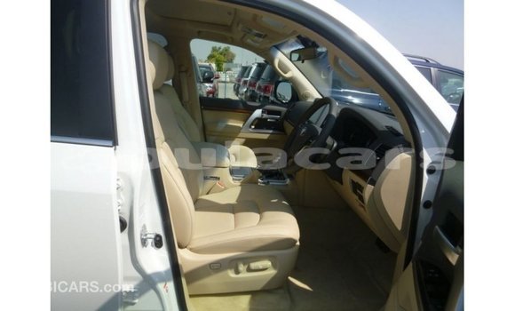 Buy Import Toyota Land Cruiser White Car in Import - Dubai in Central Buy Import Toyota Land Cruiser White Car in Import - Dubai in Central