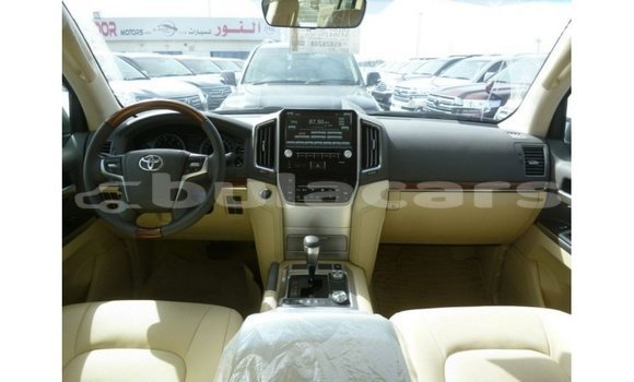 Buy Import Toyota Land Cruiser White Car in Import - Dubai in Central Buy Import Toyota Land Cruiser White Car in Import - Dubai in Central