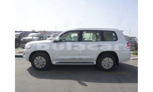 Buy Import Toyota Land Cruiser White Car in Import - Dubai in Central Buy Import Toyota Land Cruiser White Car in Import - Dubai in Central