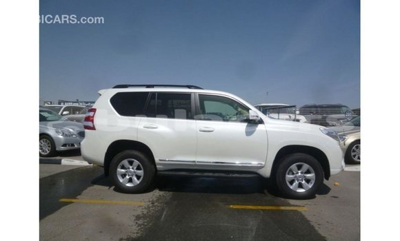 Acheter Import Voiture Toyota Prado Blanc à Import - Dubai, Central Acheter Import Voiture Toyota Prado Blanc à Import - Dubai, Central