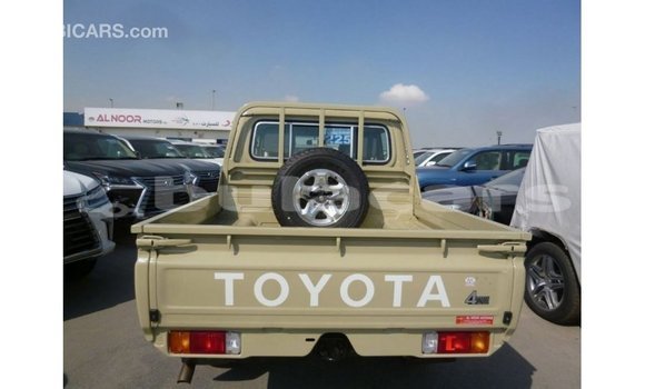 Acheter Import Voiture Toyota Land Cruiser Beige à Import - Dubai, Central Acheter Import Voiture Toyota Land Cruiser Beige à Import - Dubai, Central