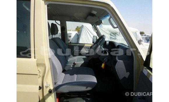 Acheter Import Voiture Toyota Land Cruiser Beige à Import - Dubai, Central Acheter Import Voiture Toyota Land Cruiser Beige à Import - Dubai, Central