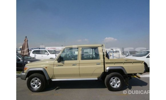 Acheter Import Voiture Toyota Land Cruiser Beige à Import - Dubai, Central Acheter Import Voiture Toyota Land Cruiser Beige à Import - Dubai, Central