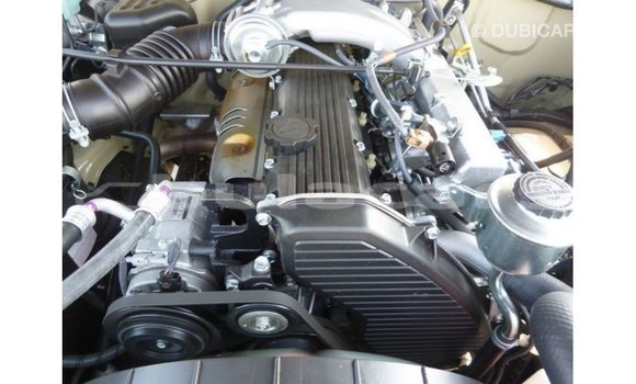 Acheter Import Voiture Toyota Land Cruiser Beige à Import - Dubai, Central Acheter Import Voiture Toyota Land Cruiser Beige à Import - Dubai, Central