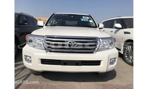 Acheter Import Voiture Toyota Land Cruiser Blanc à Import - Dubai, Central Acheter Import Voiture Toyota Land Cruiser Blanc à Import - Dubai, Central