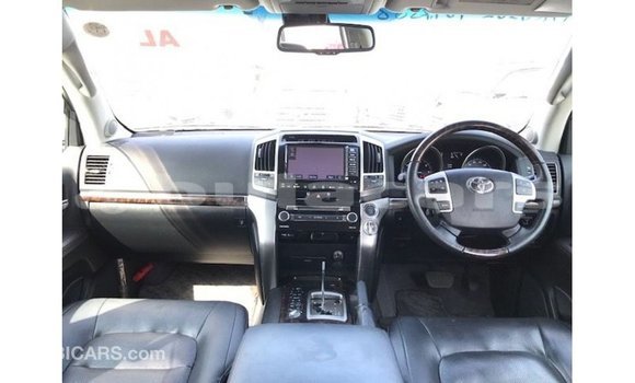 Acheter Import Voiture Toyota Land Cruiser Blanc à Import - Dubai, Central Acheter Import Voiture Toyota Land Cruiser Blanc à Import - Dubai, Central