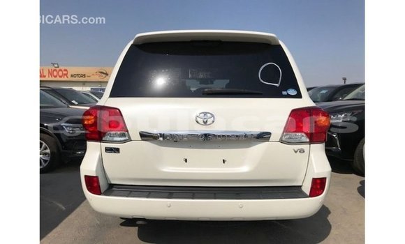 Acheter Import Voiture Toyota Land Cruiser Blanc à Import - Dubai, Central Acheter Import Voiture Toyota Land Cruiser Blanc à Import - Dubai, Central