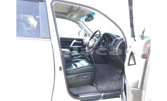 Acheter Import Voiture Toyota Land Cruiser Blanc à Import - Dubai, Central Acheter Import Voiture Toyota Land Cruiser Blanc à Import - Dubai, Central