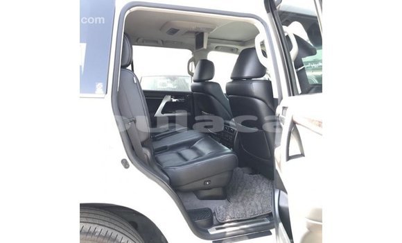 Acheter Import Voiture Toyota Land Cruiser Blanc à Import - Dubai, Central Acheter Import Voiture Toyota Land Cruiser Blanc à Import - Dubai, Central