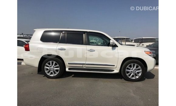 Acheter Import Voiture Toyota Land Cruiser Blanc à Import - Dubai, Central Acheter Import Voiture Toyota Land Cruiser Blanc à Import - Dubai, Central