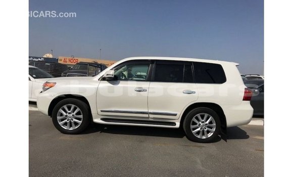 Acheter Import Voiture Toyota Land Cruiser Blanc à Import - Dubai, Central Acheter Import Voiture Toyota Land Cruiser Blanc à Import - Dubai, Central