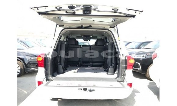 Acheter Import Voiture Toyota Land Cruiser Blanc à Import - Dubai, Central Acheter Import Voiture Toyota Land Cruiser Blanc à Import - Dubai, Central