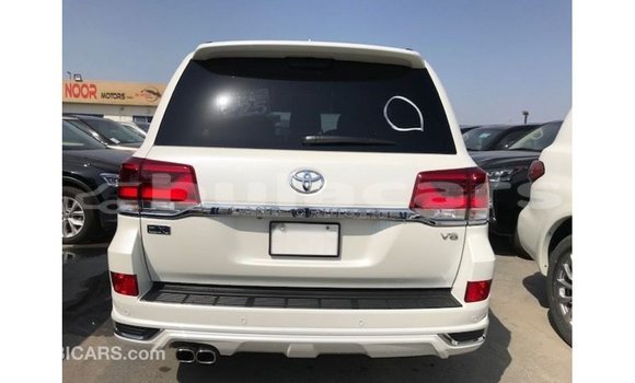 Buy Import Toyota Land Cruiser White Car in Import - Dubai in Central Buy Import Toyota Land Cruiser White Car in Import - Dubai in Central