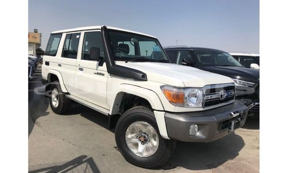 Acheter Import Voiture Toyota Land Cruiser Blanc à Import - Dubai, Central Acheter Import Voiture Toyota Land Cruiser Blanc à Import - Dubai, Central