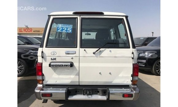 Acheter Import Voiture Toyota Land Cruiser Blanc à Import - Dubai, Central Acheter Import Voiture Toyota Land Cruiser Blanc à Import - Dubai, Central