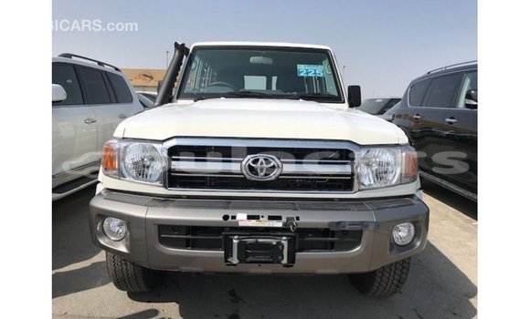 Acheter Import Voiture Toyota Land Cruiser Blanc à Import - Dubai, Central Acheter Import Voiture Toyota Land Cruiser Blanc à Import - Dubai, Central