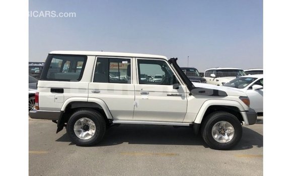Acheter Import Voiture Toyota Land Cruiser Blanc à Import - Dubai, Central Acheter Import Voiture Toyota Land Cruiser Blanc à Import - Dubai, Central