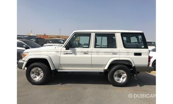 Acheter Import Voiture Toyota Land Cruiser Blanc à Import - Dubai, Central Acheter Import Voiture Toyota Land Cruiser Blanc à Import - Dubai, Central