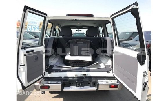 Acheter Import Voiture Toyota Land Cruiser Blanc à Import - Dubai, Central Acheter Import Voiture Toyota Land Cruiser Blanc à Import - Dubai, Central