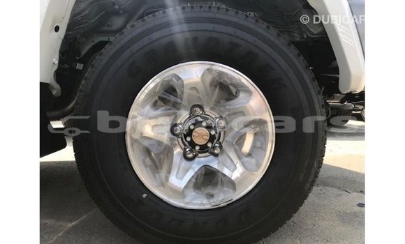 Acheter Import Voiture Toyota Land Cruiser Blanc à Import - Dubai, Central Acheter Import Voiture Toyota Land Cruiser Blanc à Import - Dubai, Central