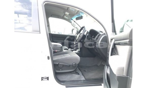 Buy Import Toyota Land Cruiser White Car in Import - Dubai in Central Buy Import Toyota Land Cruiser White Car in Import - Dubai in Central